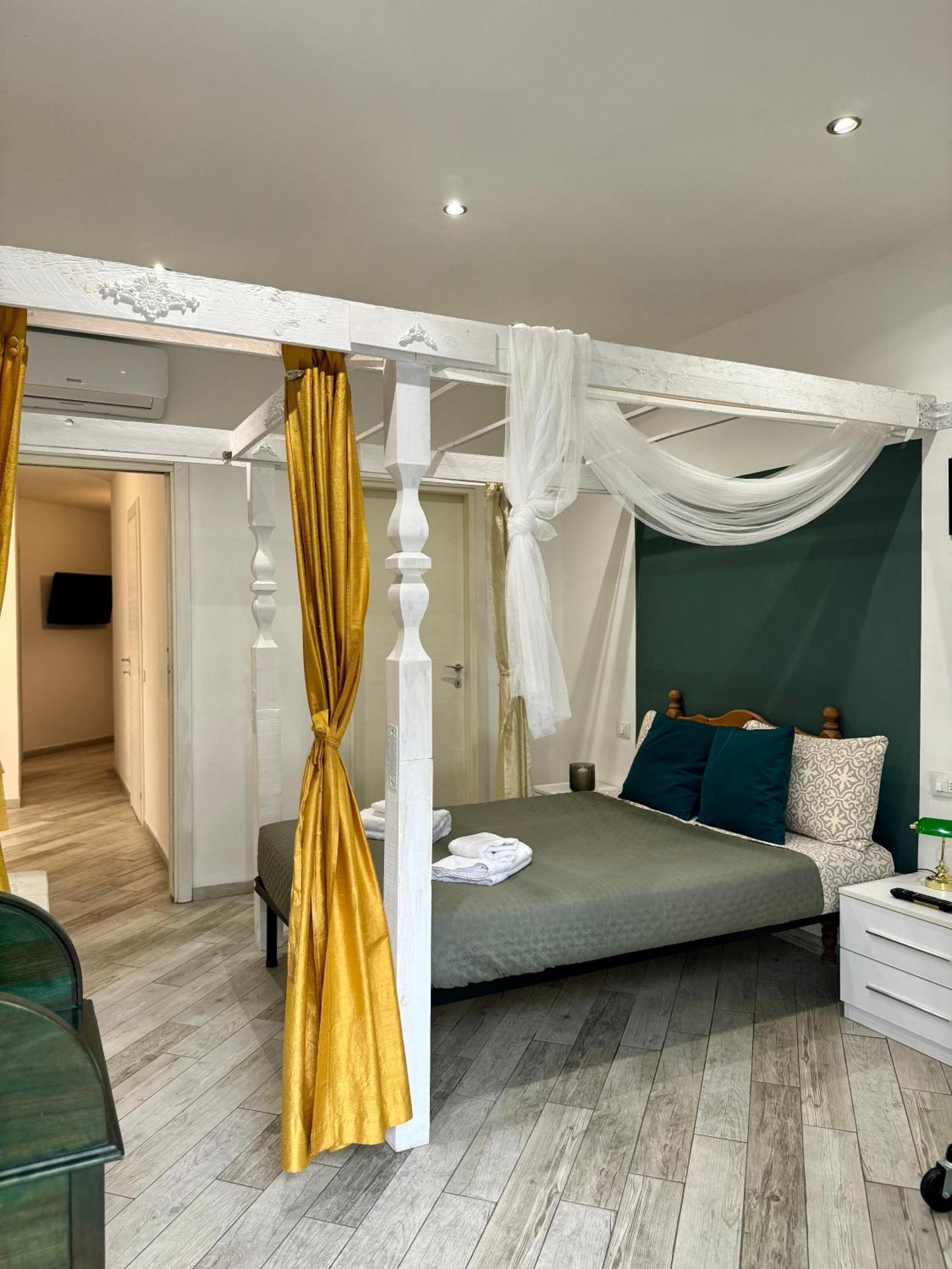 Four Bedroom In The Centre Of The *